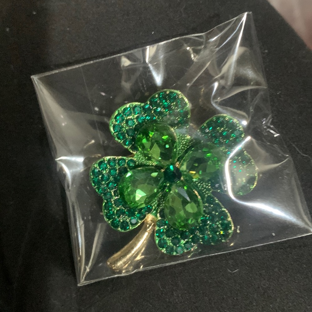 Charm rock brouche